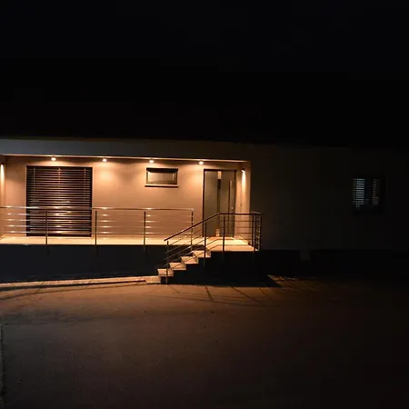 Apartment House Under The Maple Tree *